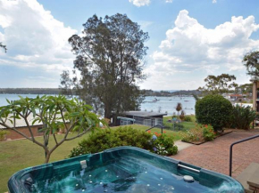  The House on the Lake @ Fishing Point, Lake Macquarie - honestly put the line in and catch fish  Фишинг Пойнт